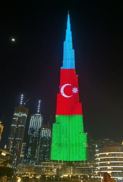 Dünyanın ən hündür tikilisi Azərbaycan bayrağına büründü - VİDEO